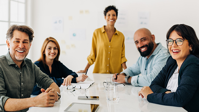 ein gemischtes Team im Meeting