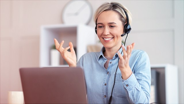 Das Foto zeigt ein Frau am Bildschirm