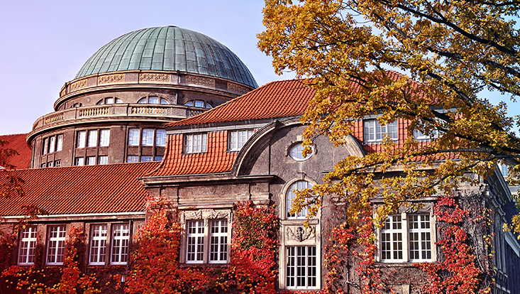 Hauptgebäude im Herbst