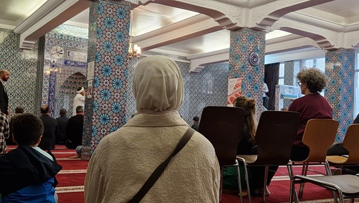 Blick in eine Moschee am Tag der offenen Moschee