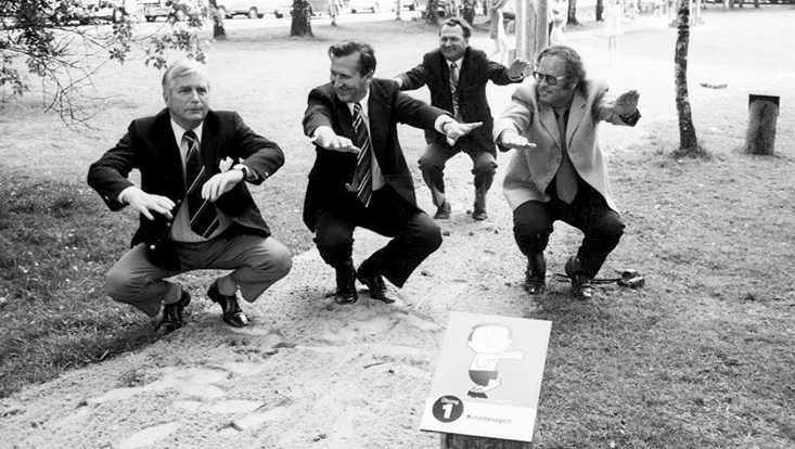 Städtische Beamte am neuen Trimm-dich-Pfad in Kiel, 1973