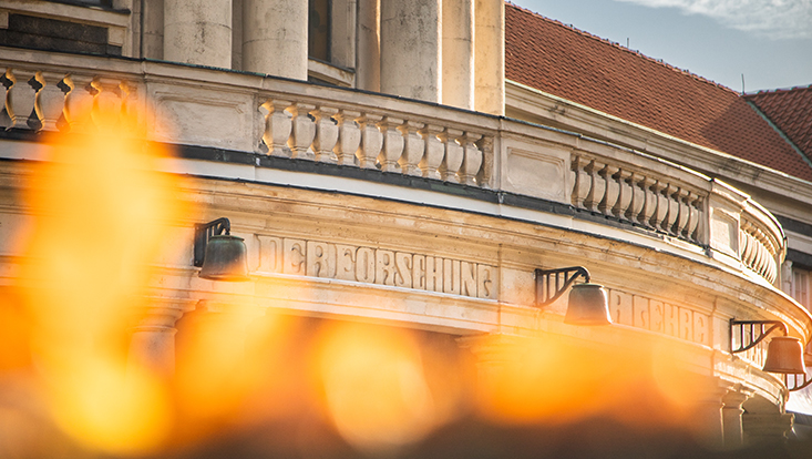 Forschung-Schriftzug am Hauptgebäude